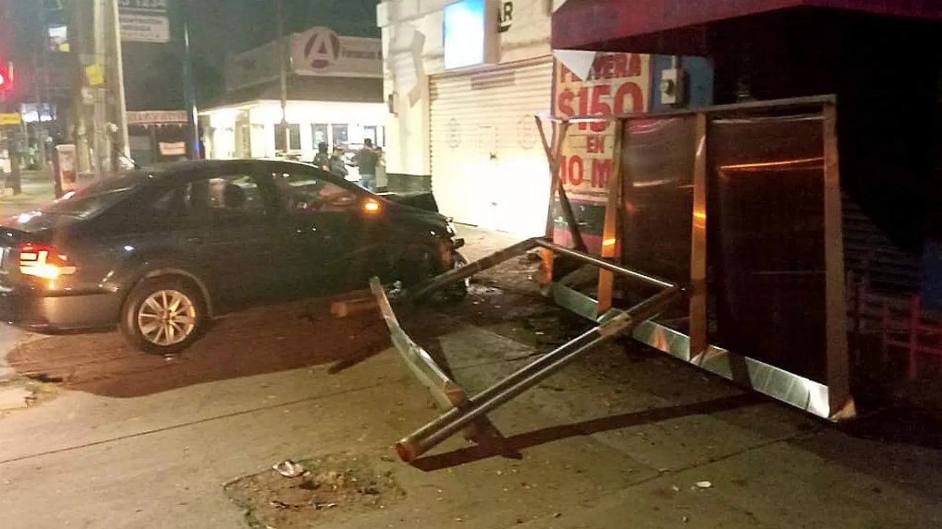 Parada de autobús destrozada por auto